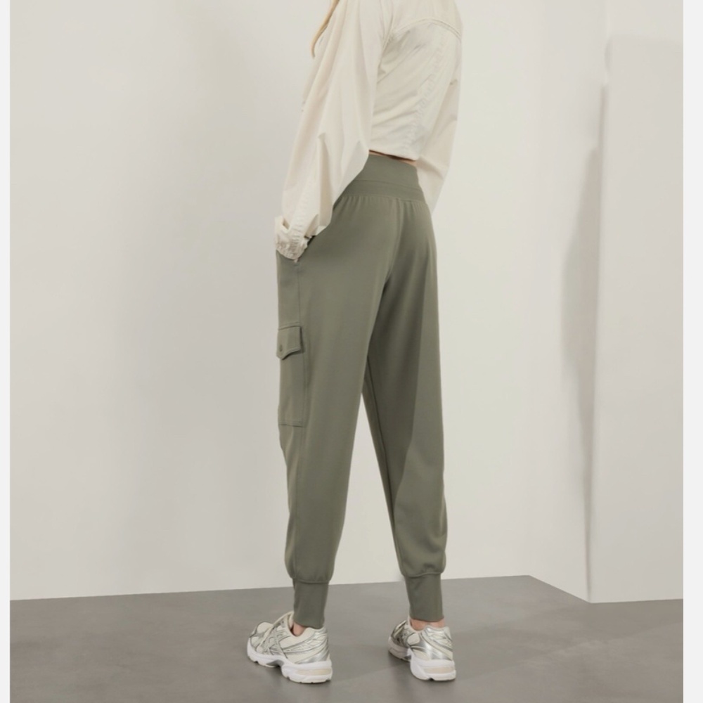 Athleta Venice High Rise Athleisure Cargo Jogger Moss Green Size Large - Picture 2 of 9